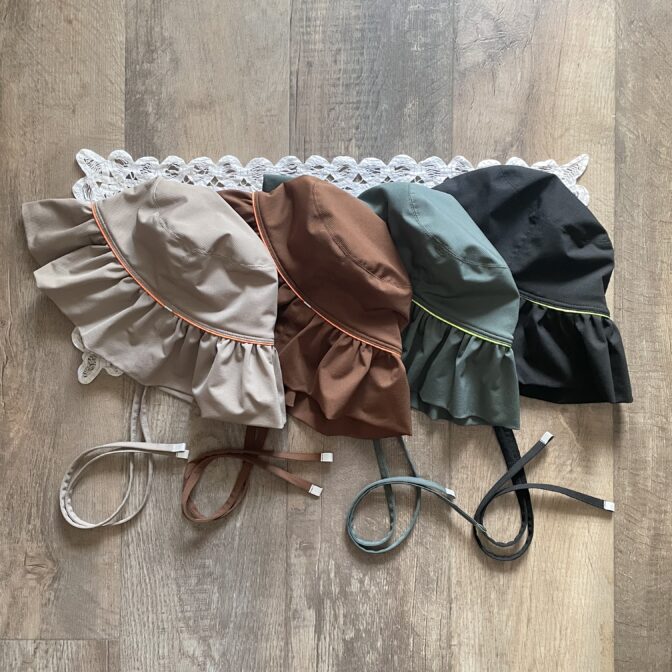 スポーティー素材のギャザーフリルハット