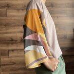 幾何学模様のフレアスリーブTシャツ